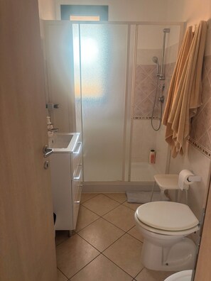 Een douche, een haardroger, handdoeken