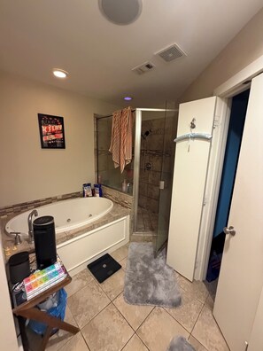Ein Badezimmer mit Badewanne, Dusche und Handtuchhalter.