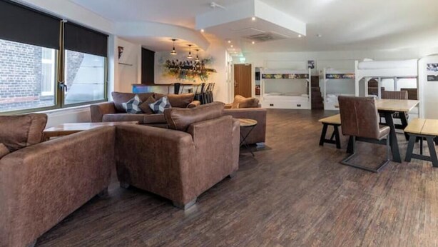 Ein modernes Interieur mit Ledersofas, einem Essbereich und Blick durch große Fenster.