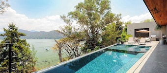 Villa del Carmen: Lakeview Estate
