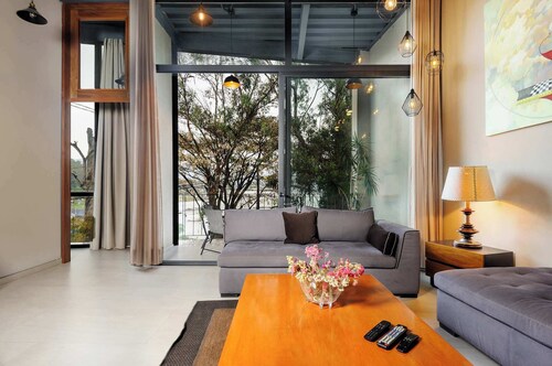 Villa del Carmen | Lakeview Terrace Retreat