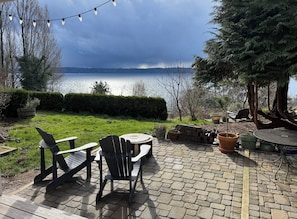 Outdoor dining - Stunning Bluff Cottage with Panoramic Puget Sound & Olympic Mountain Views (Seattle)