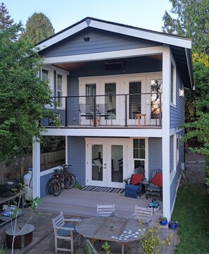 Outdoor dining - Stunning Bluff Cottage with Panoramic Puget Sound & Olympic Mountain Views (Seattle)