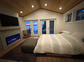 1 bedroom, iron/ironing board, WiFi, bed sheets - Stunning Bluff Cottage with Panoramic Puget Sound & Olympic Mountain Views (Seattle)
