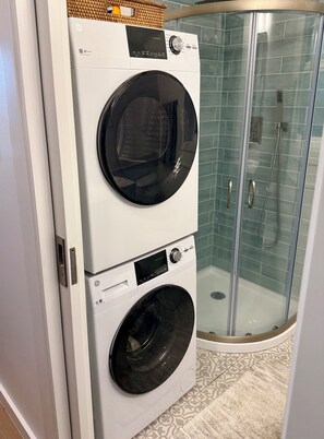 Dusche, Haartrockner, Handtücher, Seife