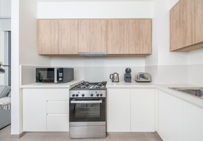 Fridge, microwave, oven, coffee/tea maker