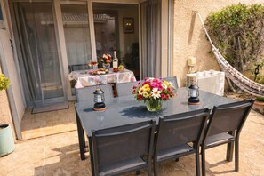 Outdoor dining - Vrbo Property (Hyères)