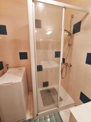 Shower, hair dryer, towels, toilet paper - Vrbo Property (Hyères)