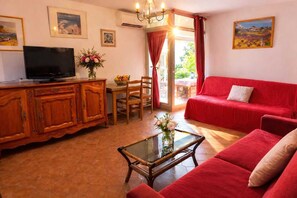 TV, DVD player, stereo - Vrbo Property (Hyères)