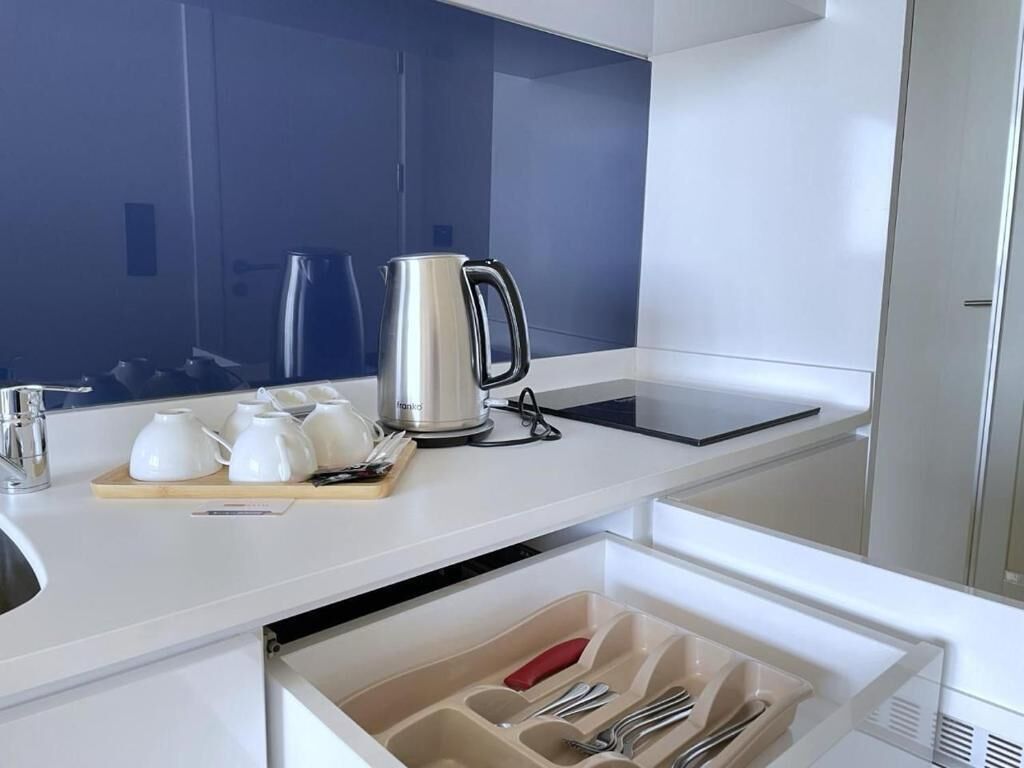 Refrigerador con freezer, microondas, placa de cocina