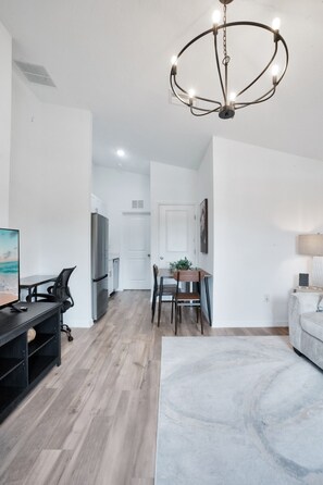 Ein modernes Interieur mit Essbereich, Küche und Wohnbereich.