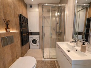 Shower, hair dryer, towels, soap - Skylight Loft in City Center with AC (Kraków)