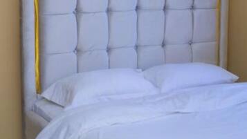 Tabla de planchar con plancha, wifi y ropa de cama
