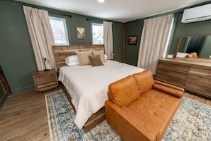 Iron/ironing board, travel crib, WiFi, bed sheets