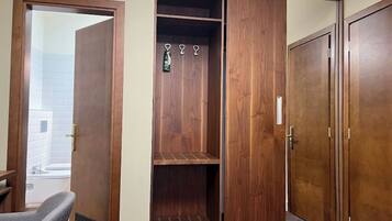 Comfort-Vierbettzimmer, Blick auf den Innenhof | Hochwertige Bettwaren, Minibar, Zimmersafe, Verdunkelungsvorhänge