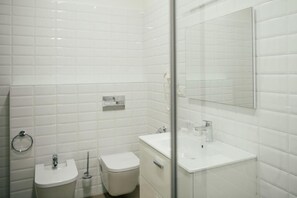 Comfort Quadruple Room, Courtyard View | Bathroom | Shower, free toiletries, hair dryer, slippers - Deribas 31 (Odesa)
