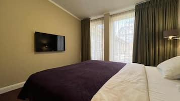 Luxury-Vierbettzimmer, Blick auf den Innenhof | Hochwertige Bettwaren, Minibar, Zimmersafe, Verdunkelungsvorhänge