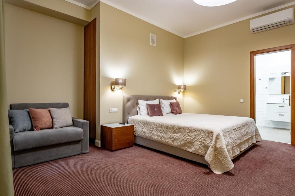 In-room safe, blackout drapes, soundproofing, free WiFi