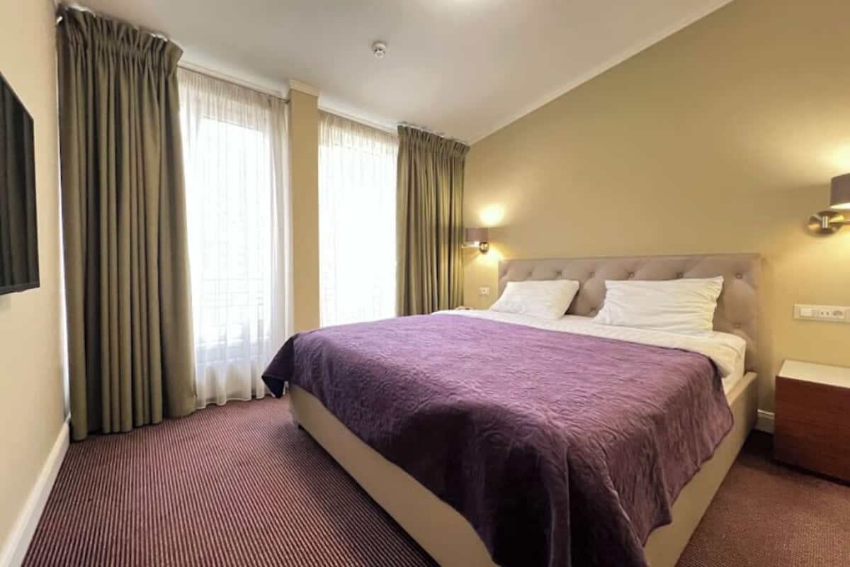 Ropa de cama de alta calidad, minibar, caja fuerte y cortinas opacas