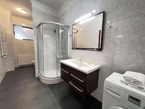 Luxury-Suite, Nichtraucher | Badezimmer | Dusche, kostenlose Toilettenartikel, Haartrockner, Hausschuhe
