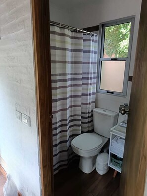 Een douche, een haardroger, handdoeken, zeep