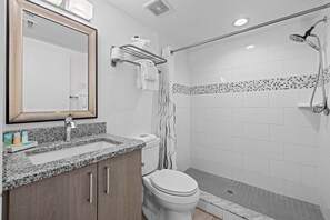 Towels, soap, shampoo, toilet paper - 2BR Bayfront Suite w/ Intracoastal View + Pools (Treasure Island)