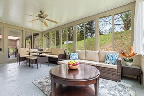 Outdoor dining - Noir Manor (Sevierville)