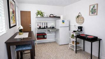 Refrigerador, microondas, placa de cocina, cafetera/tetera