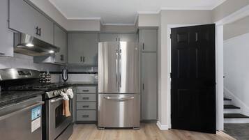 Cafetera y tetera, refrigerador, microondas y horno