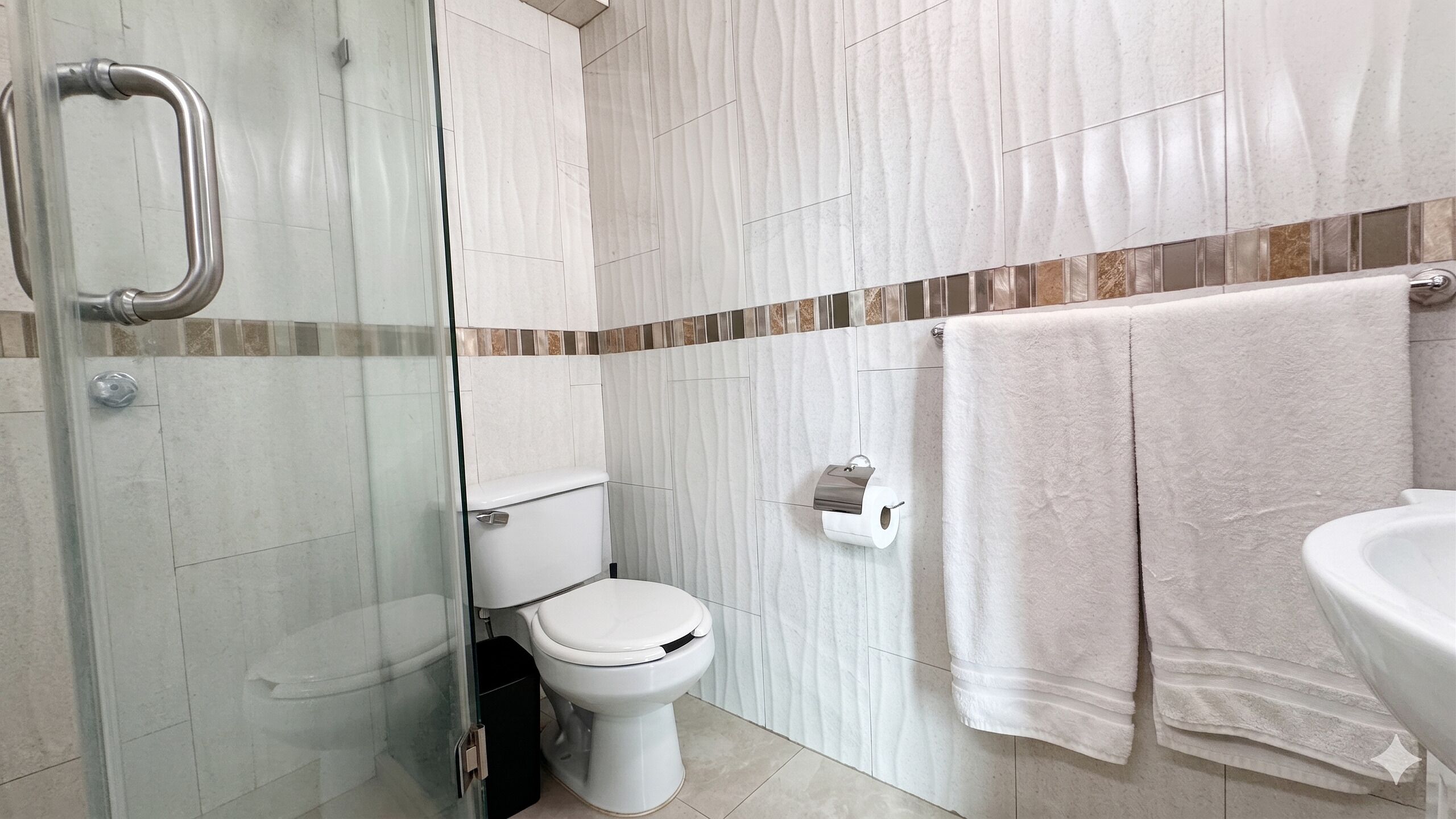 ดีลักซ์อพาร์ทเมนท์ | ห้องน้ำ | ของใช้ในห้องน้ำฟรี, ไดร์เป่าผม, ผ้าเช็ดตัว, สบู่