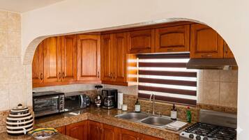 Appartement Deluxe | Cuisine privée | Réfrigérateur, micro-ondes, four, plaque de cuisson