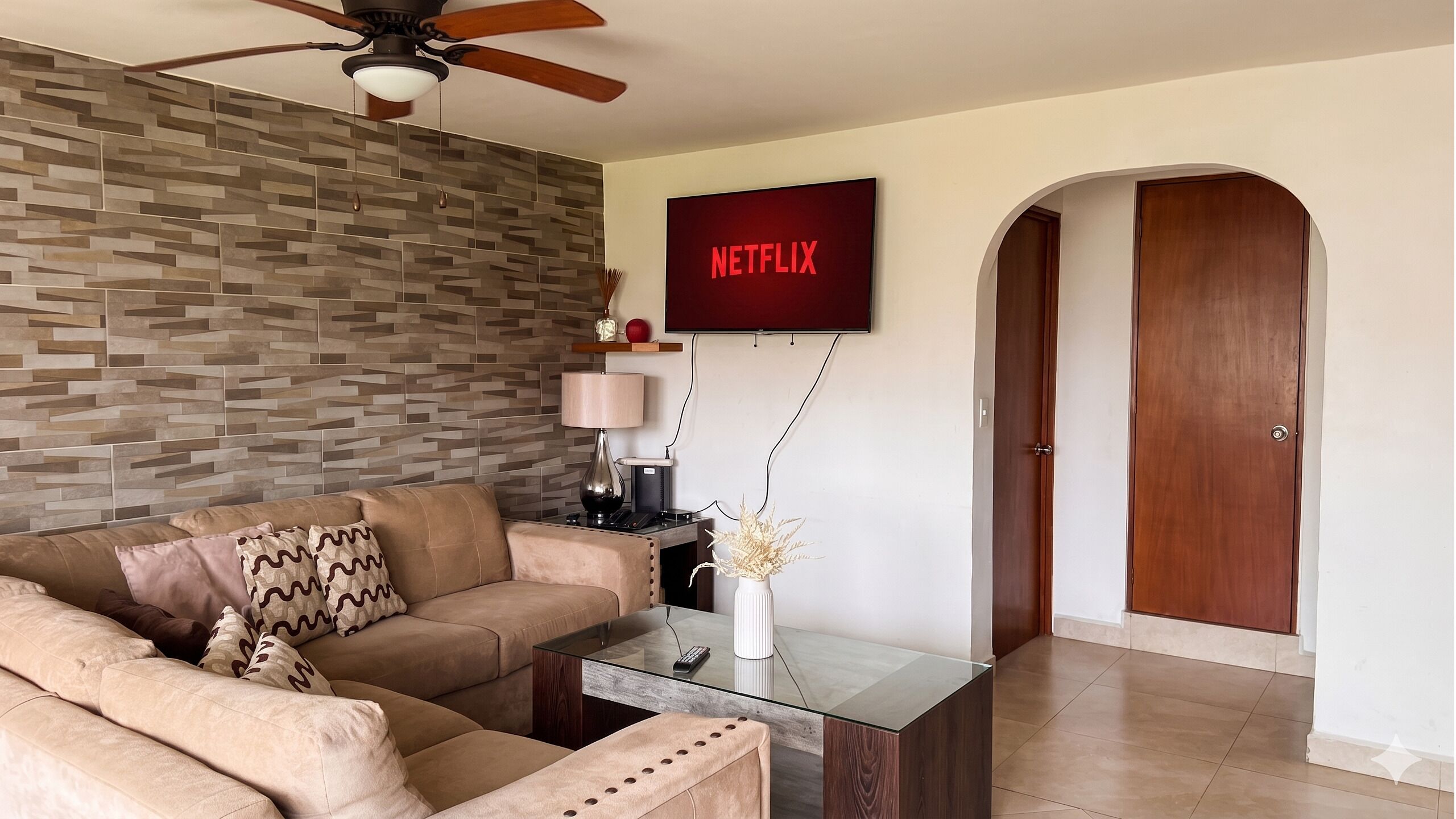 Appartement Deluxe | Coin séjour | TV connectée de 55 pouces avec chaînes numériques