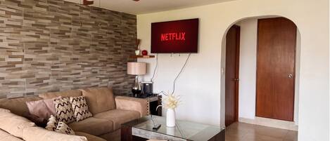 Appartement Deluxe | Aire de séjour | Téléviseur connecté de 55 po avec télévision numérique