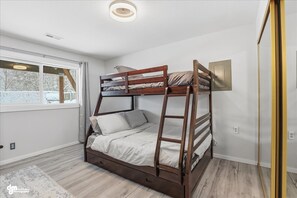 3 bedrooms, iron/ironing board, WiFi, bed sheets - South Anchorage Stay, Near Seward Hwy & Chugach Trails (Anchorage)