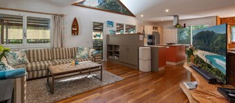 The Deck - short walk to Elizabeth Beach - sleeps 14 - outdoor spa