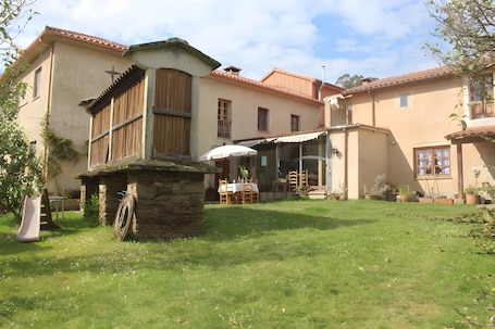 Exterior. Room 'Albariza' with Mountain View, Shared Terrace and Wi-Fi