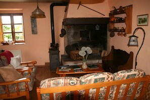 Living area - Room 'Horta' with Mountain View, Shared Terrace and Wi-Fi (Miño)