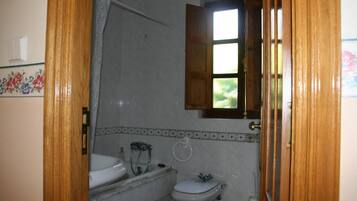 Een douche, een haardroger, handdoeken