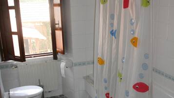 Een douche, een haardroger, handdoeken