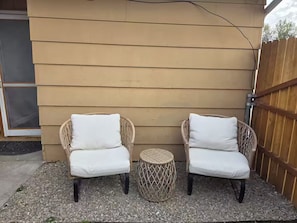 Terrace/patio - Centrally located studio with AC Wifi and backyard in charming Twin Falls (Twin Falls)
