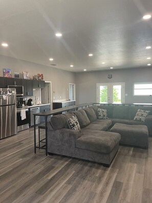 Smart TV - Cozy 2-bedroom barn in welcoming Upper Sandusky with AC (Upper Sandusky)
