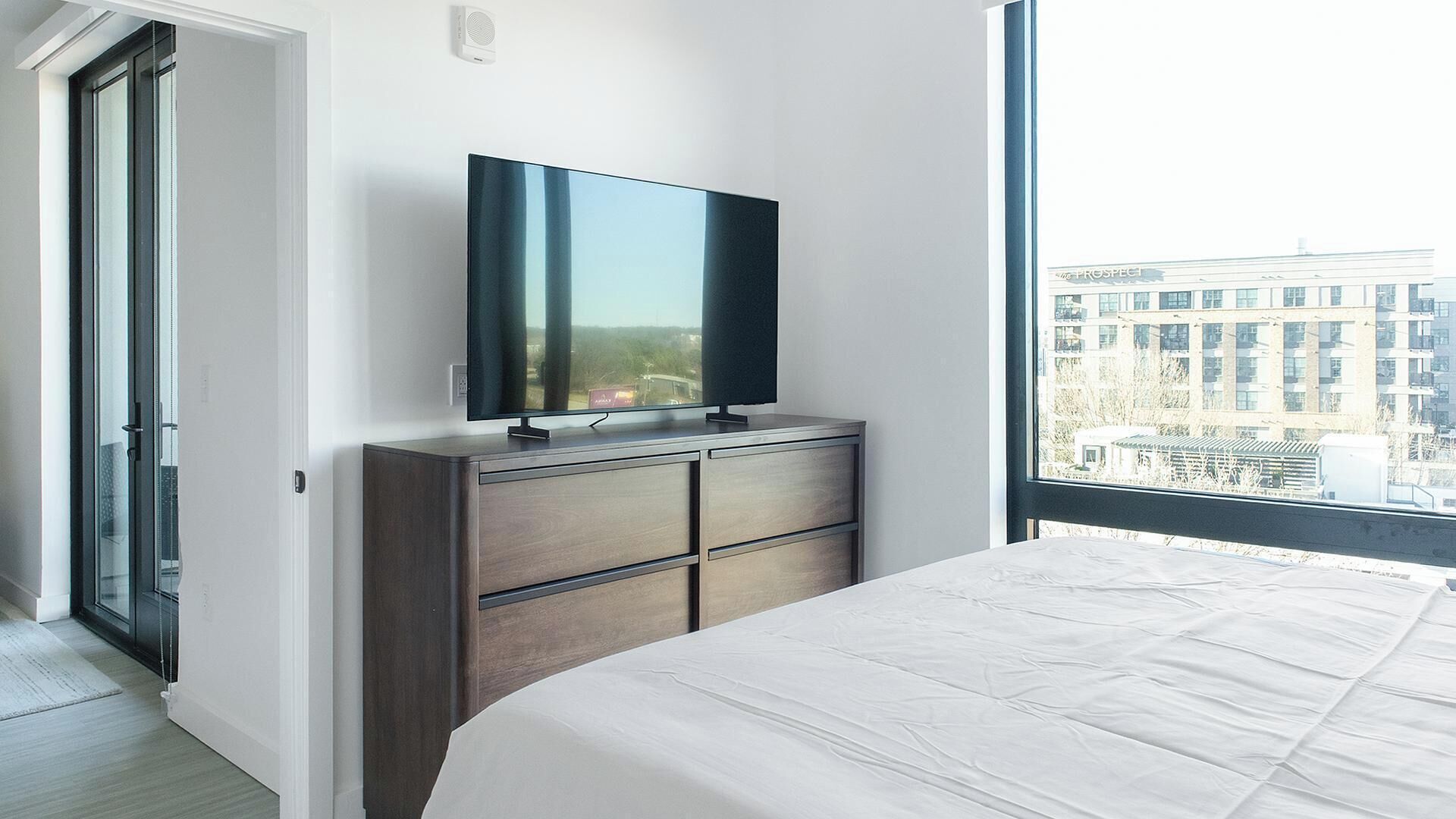 Desk, iron/ironing board, WiFi, bed sheets