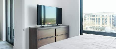Desk, iron/ironing board, WiFi, bed sheets