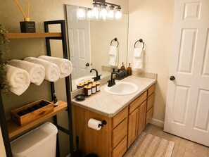 Hair dryer, towels, soap, shampoo - High Desert Basecamp (Redmond)