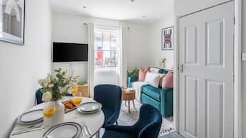 Appartement Ville, 2 chambres, non-fumeurs | Coin séjour | TV connectée de 40 pouces avec chaßnes par satellite