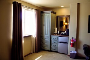 Interior - The Emerald Suite is designed to make you feel at home. (Fredericksburg)