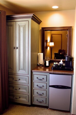 Interior - The Emerald Suite is designed to make you feel at home. (Fredericksburg)