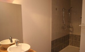 Een douche, een haardroger, toiletpapier