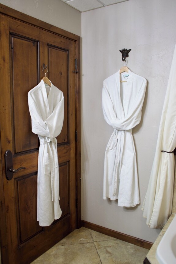Stately And Dignified, This Suite Ushers You In. - Fredericksburg