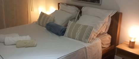 4 habitaciones, tabla de planchar con plancha, wifi y ropa de cama